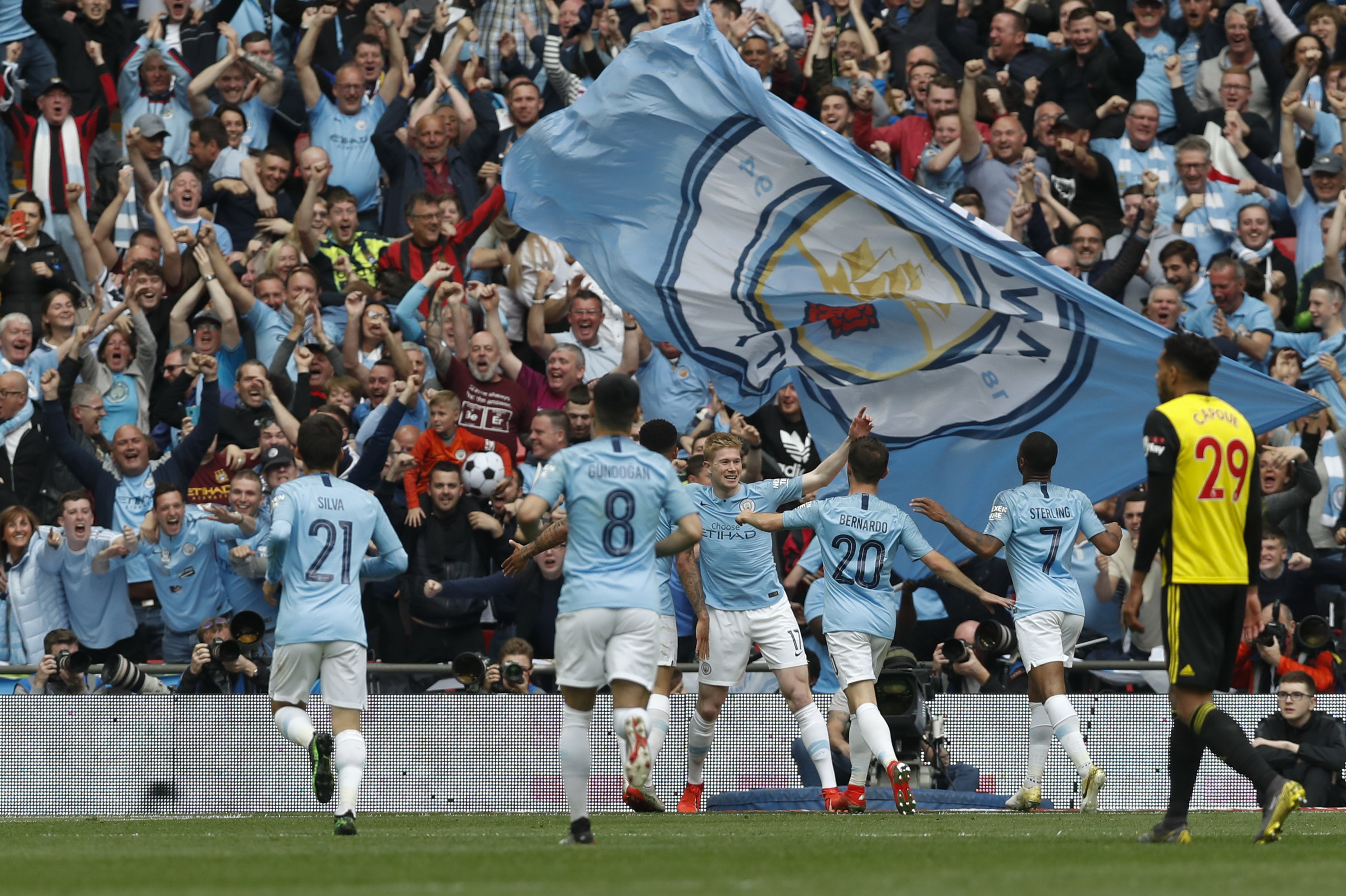 安东尼-戴维斯赛季基本结束，独行侠寄望凯里-欧文全明星后复出