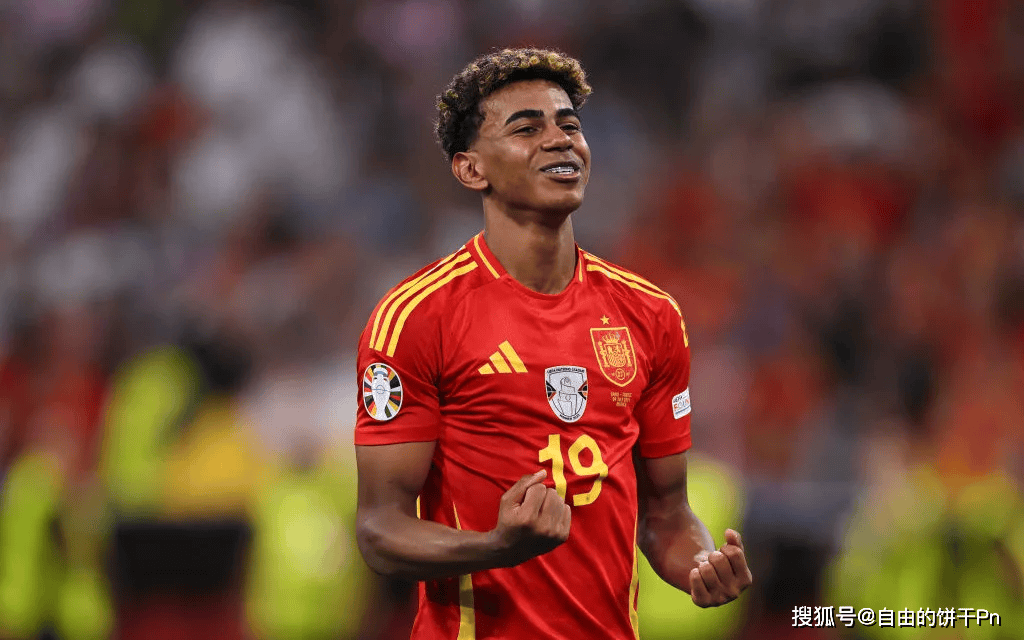 国产二游《白银之城》内测引热议 竟能被美腿boss一直踩